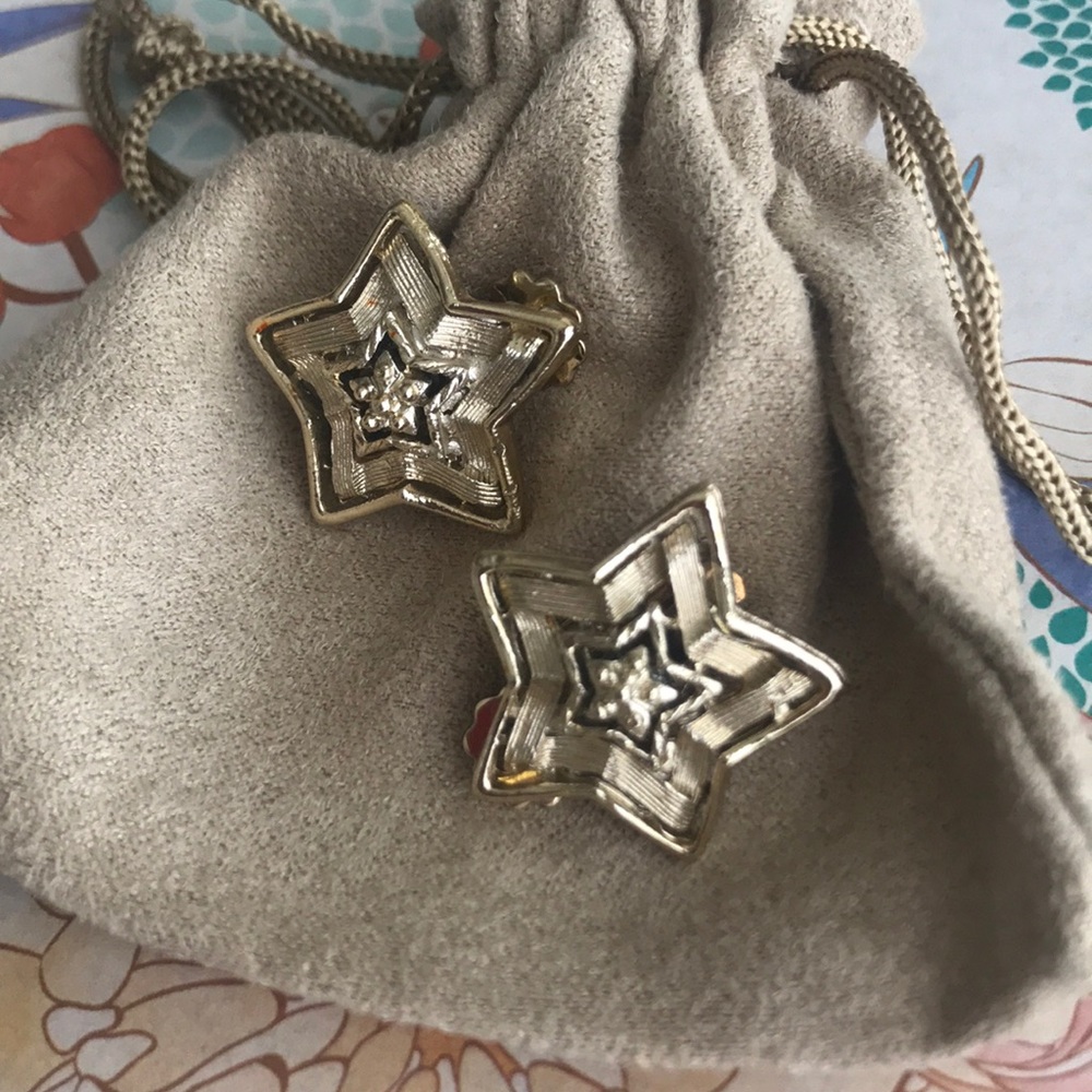 1960s Vintage Gold color earrings - Picture 2 of 6